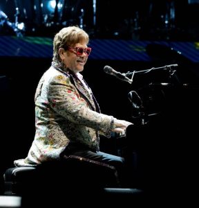 Elton John'un özel jeti arızalandı! Ölümden döndü