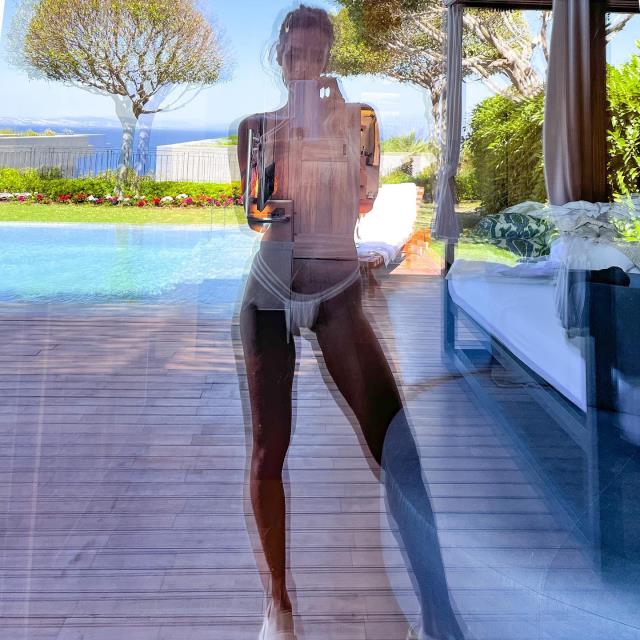 Güzel oyuncu Bestemsu Özdemir yaz sezonunu ip bikinisiyle açtı